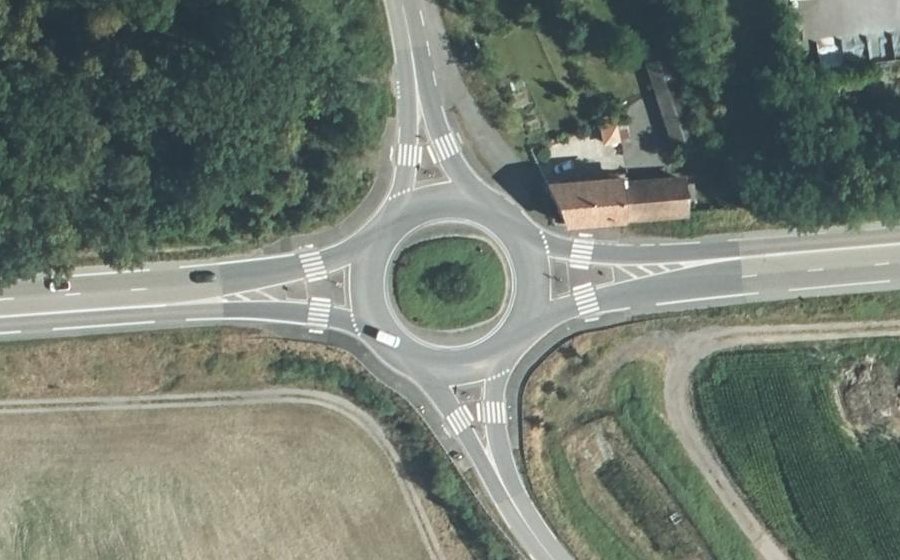 Vue aérienne du Rond-point anonyme n°130094521