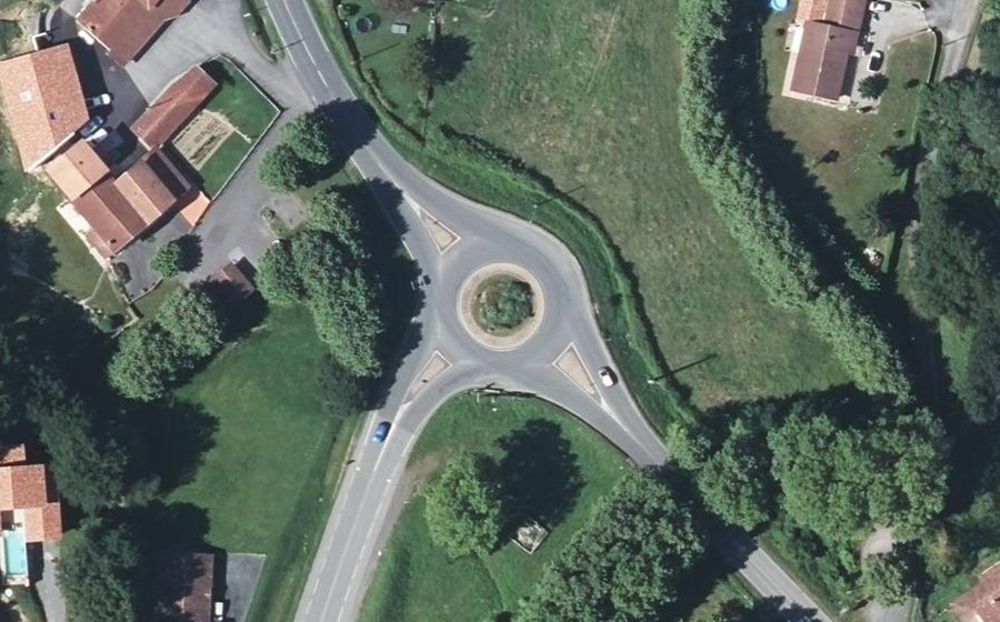 Vue aérienne du Rond-point anonyme n°130109945