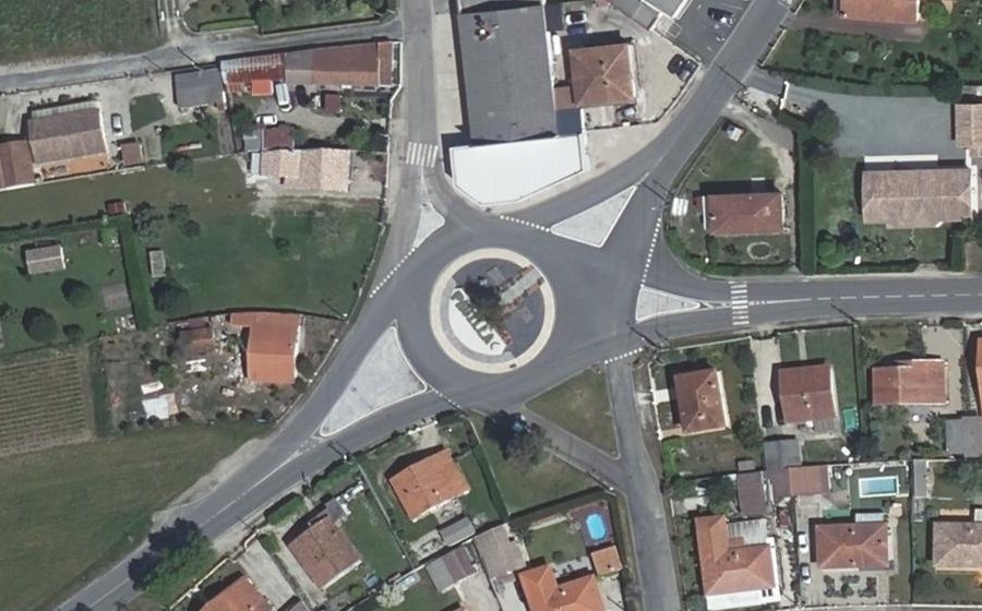 Vue aérienne du Rond-point anonyme n°130147152