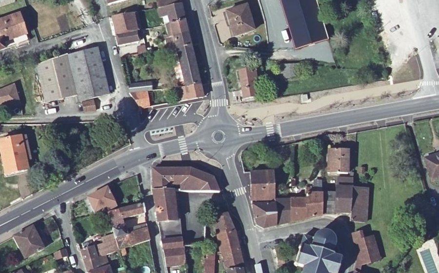 Vue aérienne du Rond-point anonyme n°1302896167