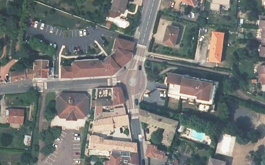 Vue aérienne du Rond-point anonyme n°1303342994