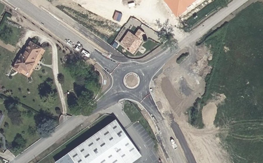 Vue aérienne du Rond-point anonyme n°1303529135