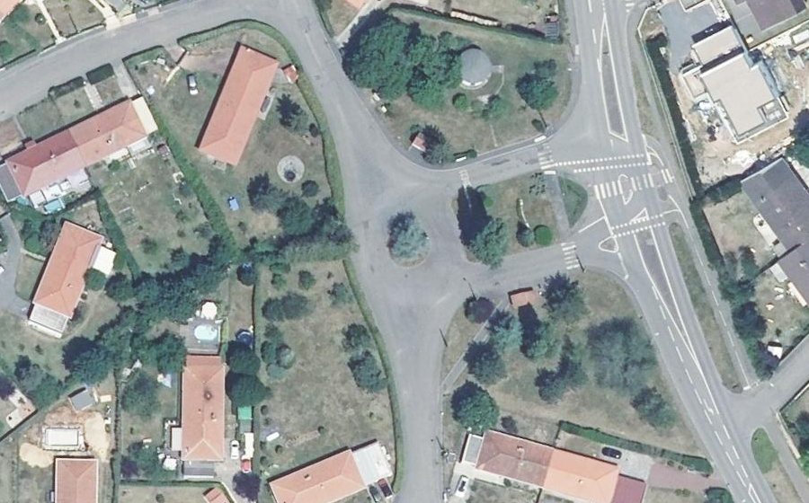 Vue aérienne du Rond-point anonyme n°130395506