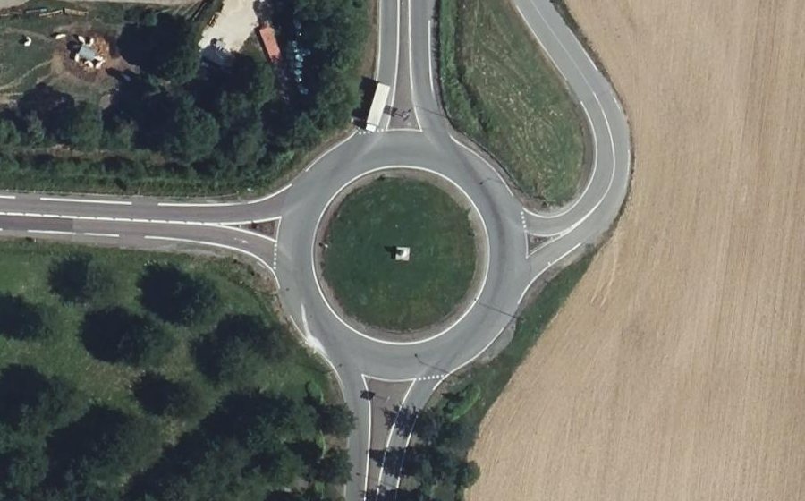Vue aérienne du Rond-point anonyme n°1304076603