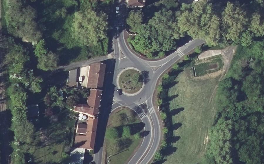 Vue aérienne du Rond-point anonyme n°130439601