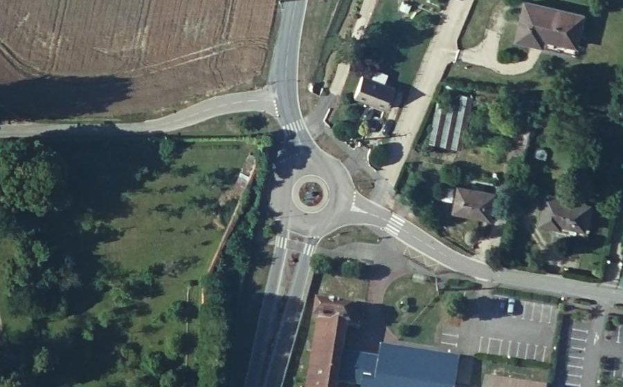 Vue aérienne du Rond-point anonyme n°130442299