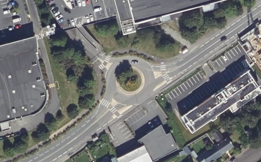 Vue aérienne du Rond-point anonyme n°130455106