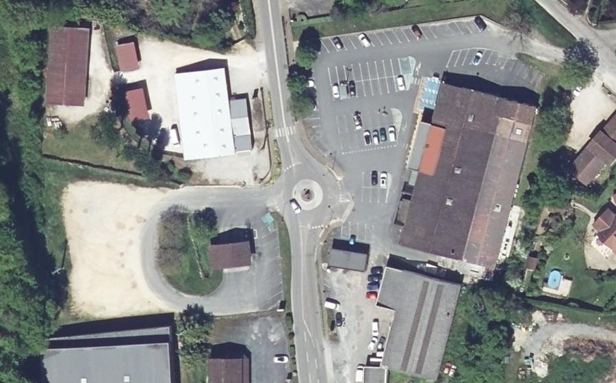 Vue aérienne du Rond-point anonyme n°130468722