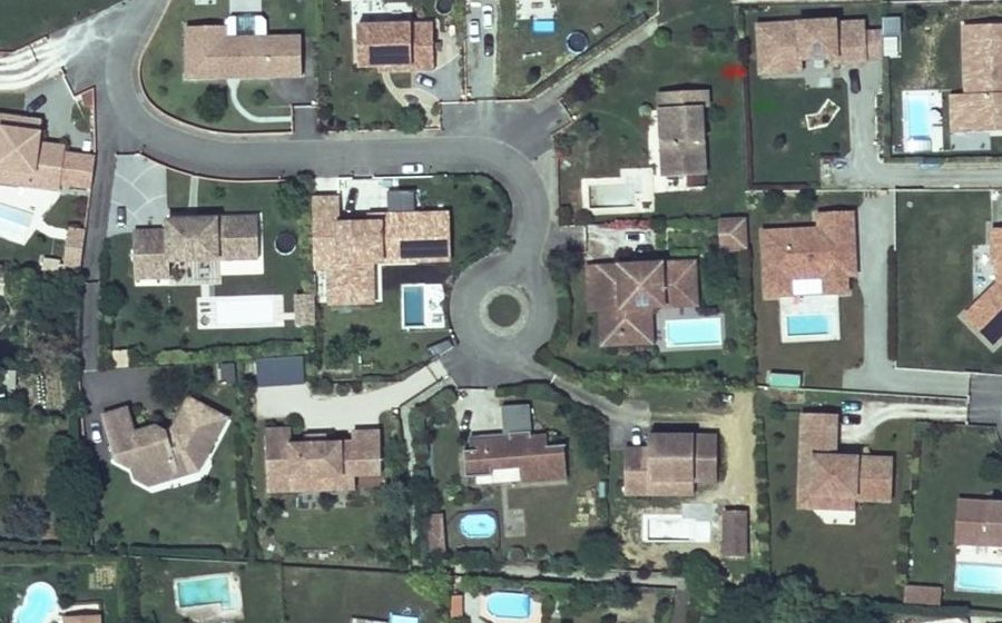 Vue aérienne du Rond-point anonyme n°130480799
