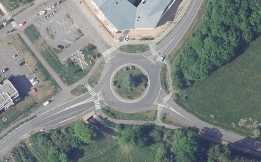 Vue aérienne du Rond-point anonyme n°130504351