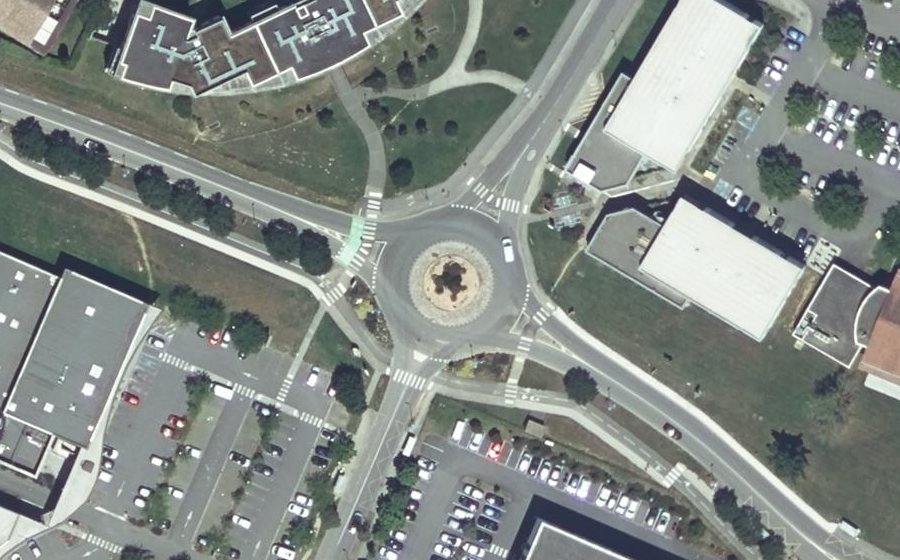 Vue aérienne du Rond-point anonyme n°130535235