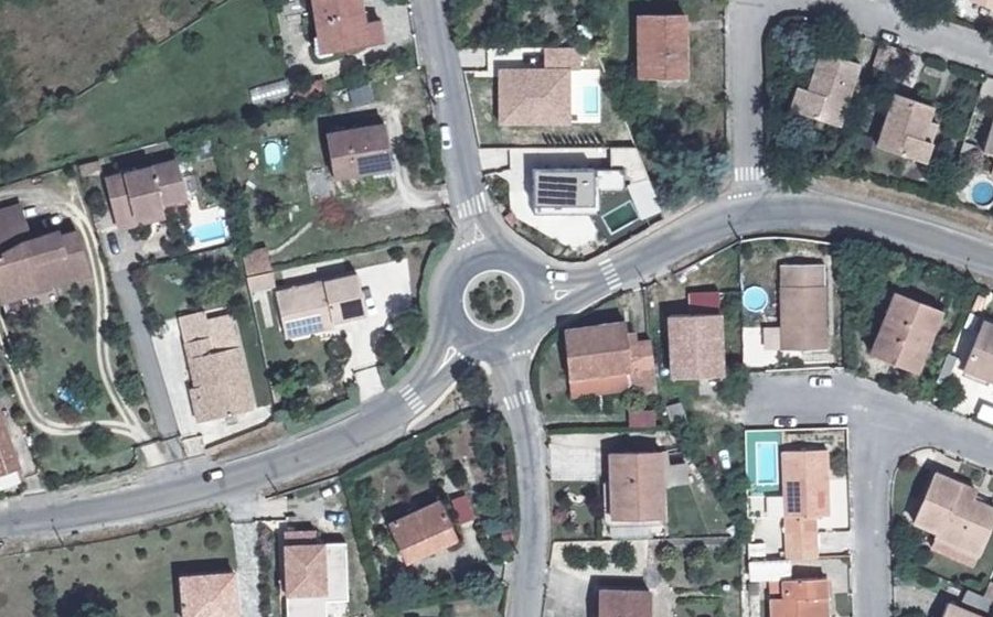 Vue aérienne du Rond-point anonyme n°1305429378