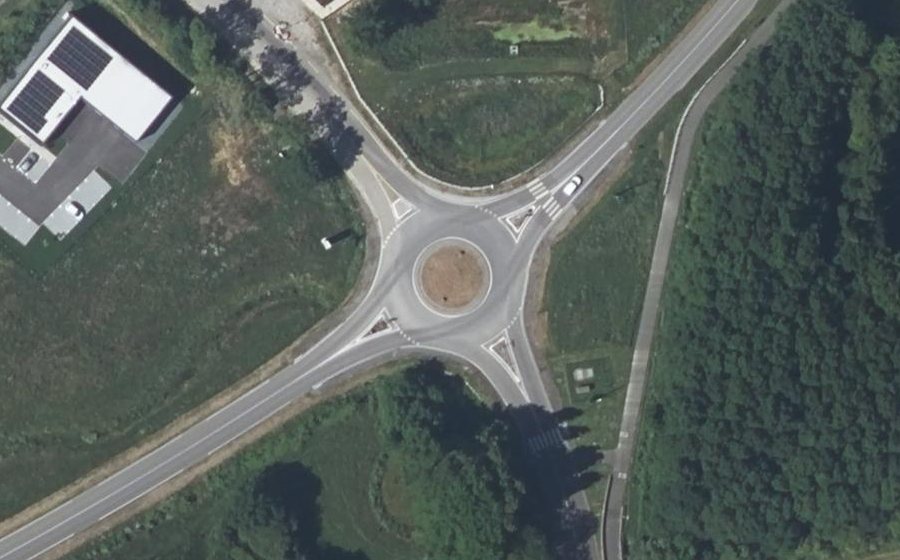 Vue aérienne du Rond-point anonyme n°130582721