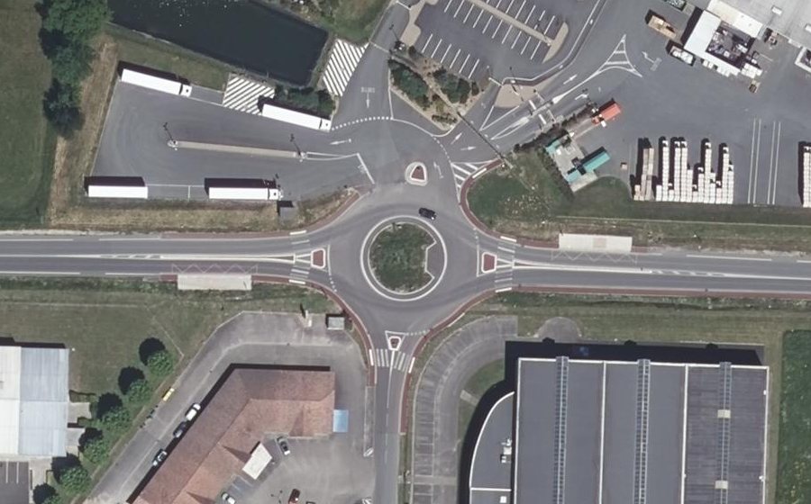 Vue aérienne du Rond-point anonyme n°1306245554