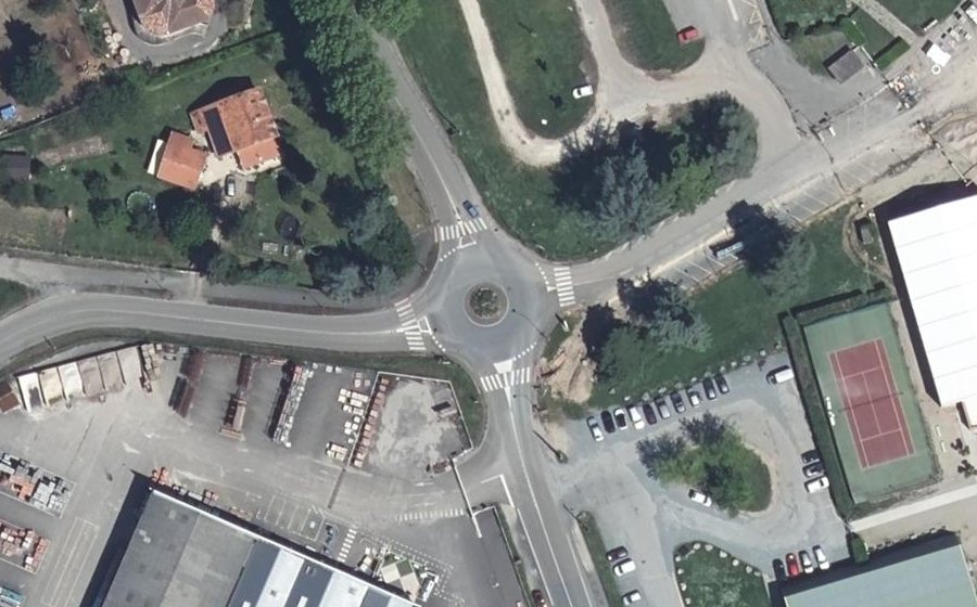 Vue aérienne du Rond-point anonyme n°130635991