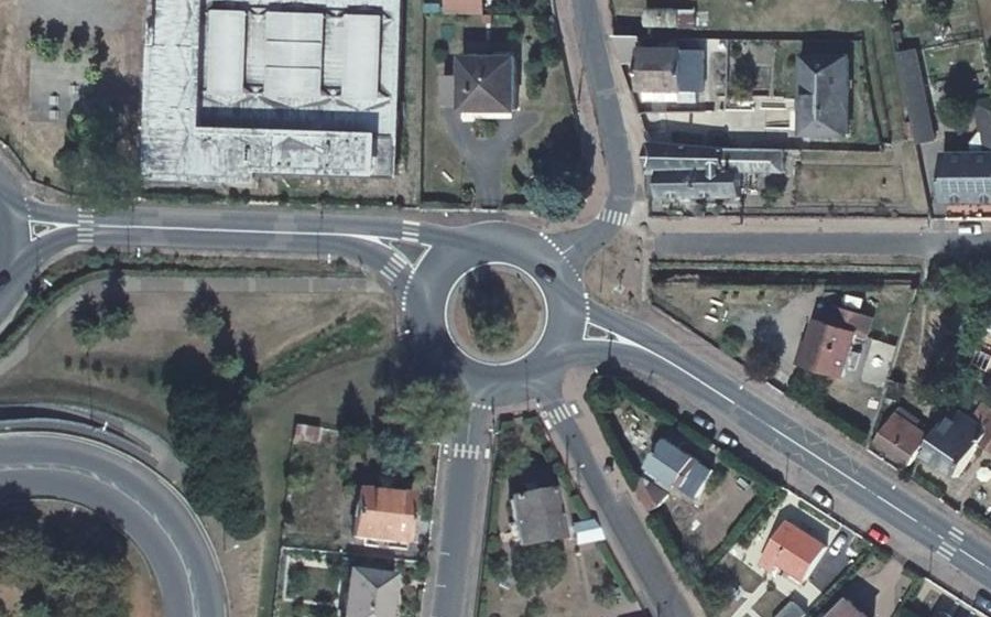 Vue aérienne du Rond-point anonyme n°130652715