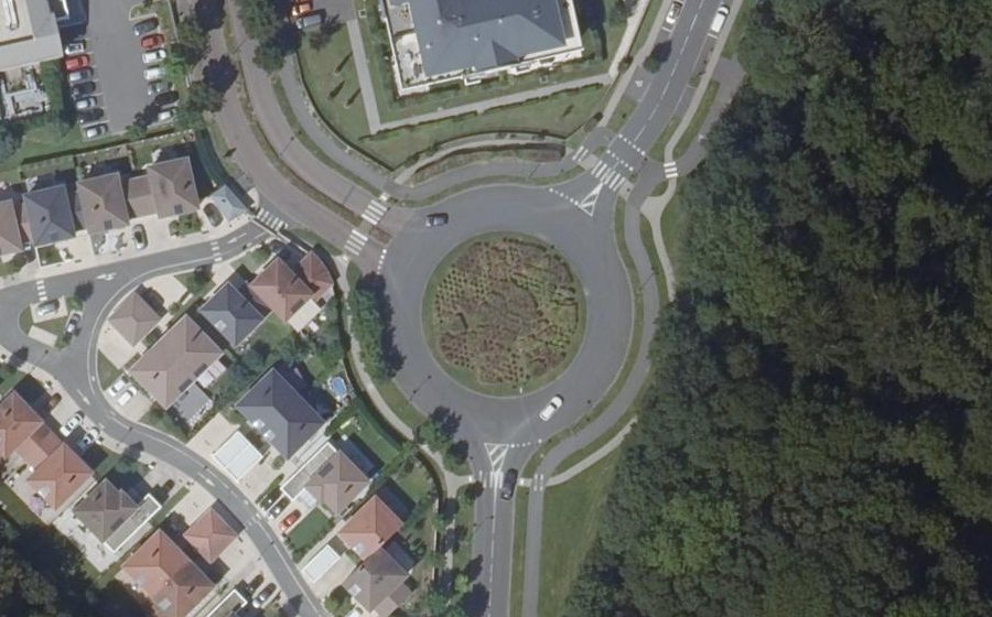 Vue aérienne du Rond-point anonyme n°130654212