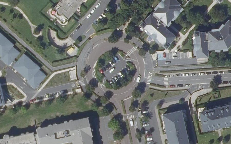 Vue aérienne du Rond-point anonyme n°130654216
