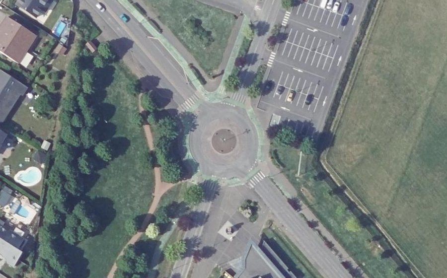 Vue aérienne du Rond-point anonyme n°130684671