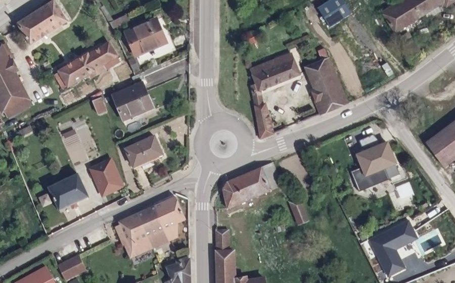 Vue aérienne du Rond-point anonyme n°130698520