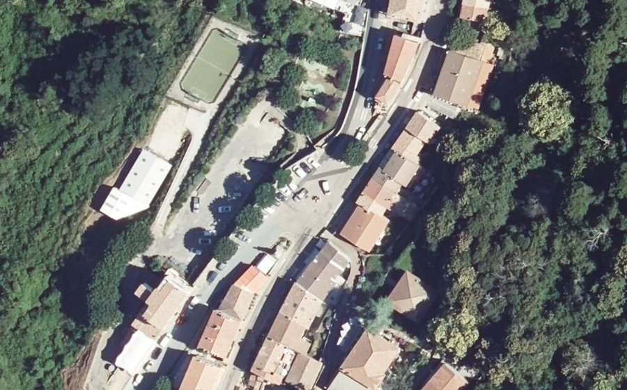 Vue aérienne du Rond-point anonyme n°130698601