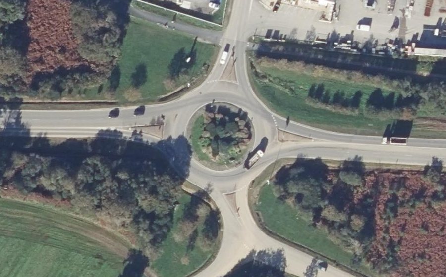 Vue aérienne du Rond-point anonyme n°130735478