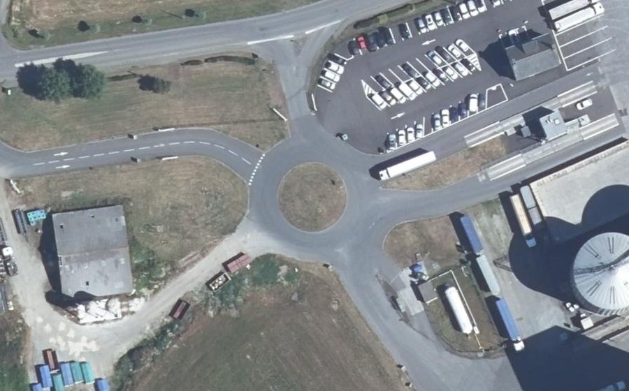 Vue aérienne du Rond-point anonyme n°1307422657