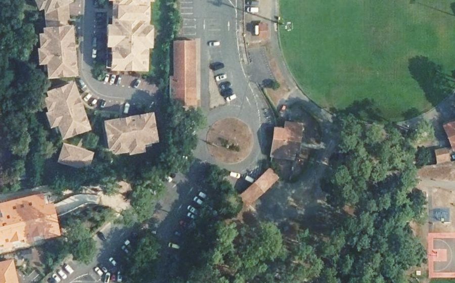 Vue aérienne du Rond-point anonyme n°130743964