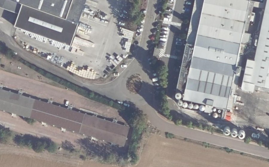 Vue aérienne du Rond-point anonyme n°130750549