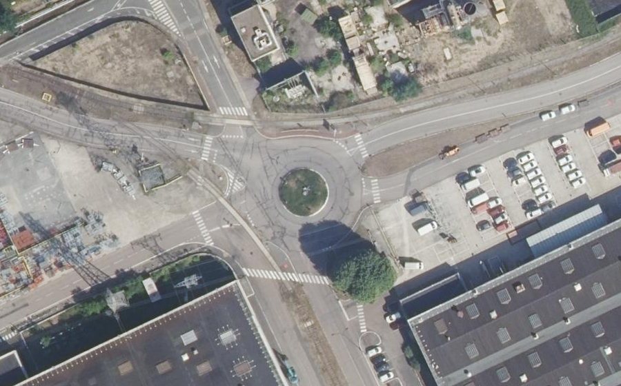 Vue aérienne du Rond-point anonyme n°130753479