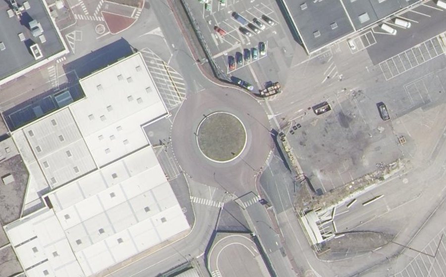 Vue aérienne du Rond-point anonyme n°130753483
