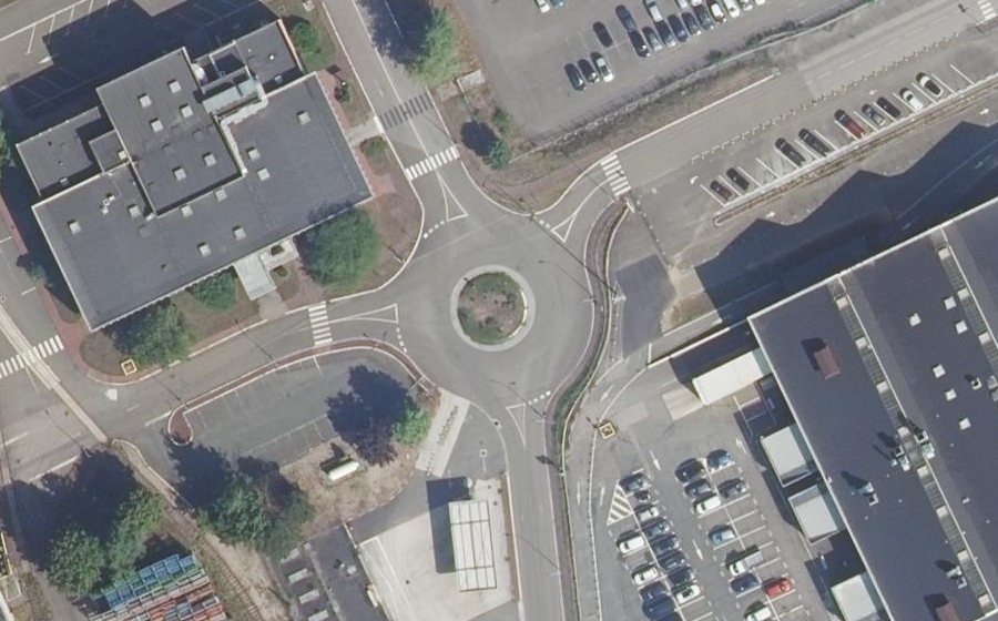 Vue aérienne du Rond-point anonyme n°130753486