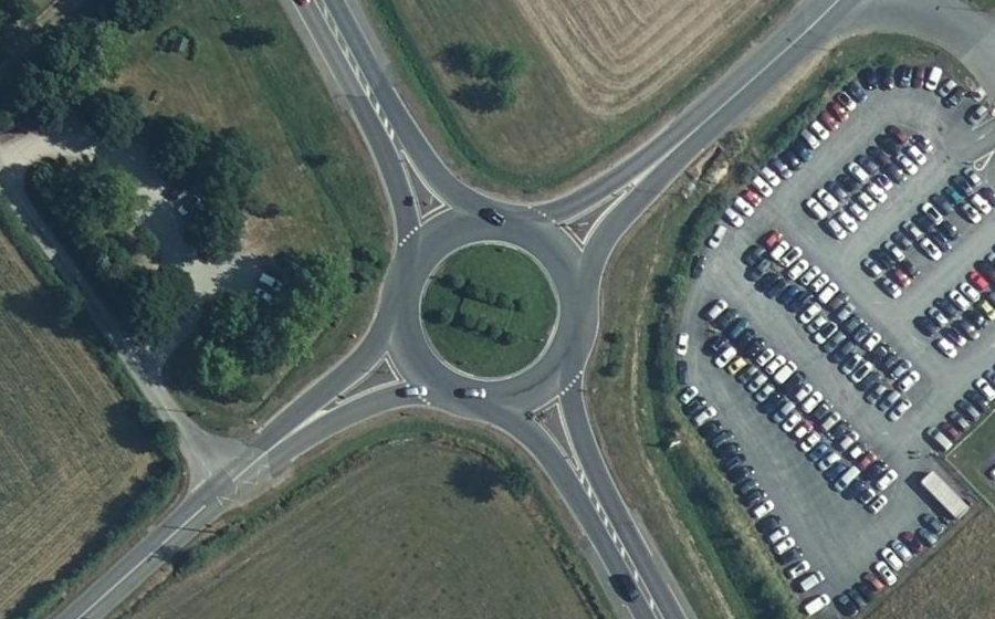 Vue aérienne du Rond-point anonyme n°130768581