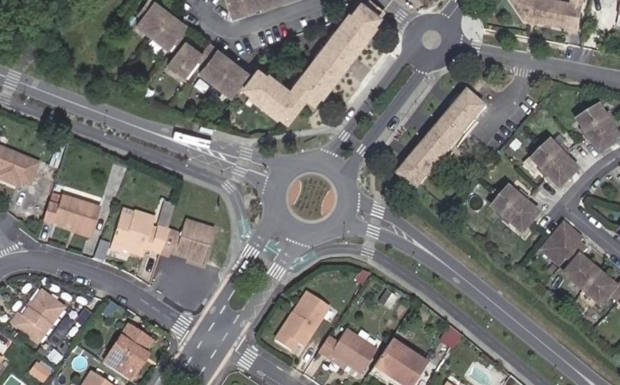 Vue aérienne du Rond-point anonyme n°130773740