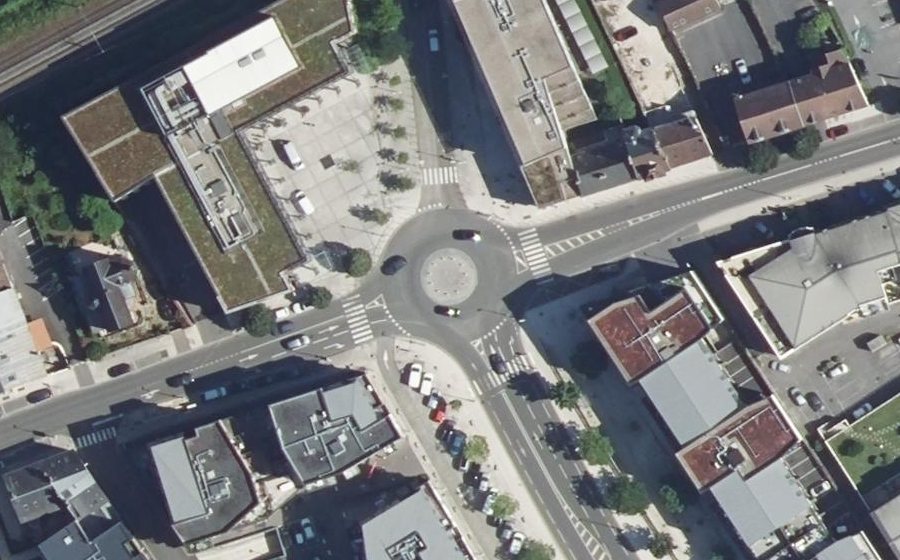 Vue aérienne du Rond-point anonyme n°130774995