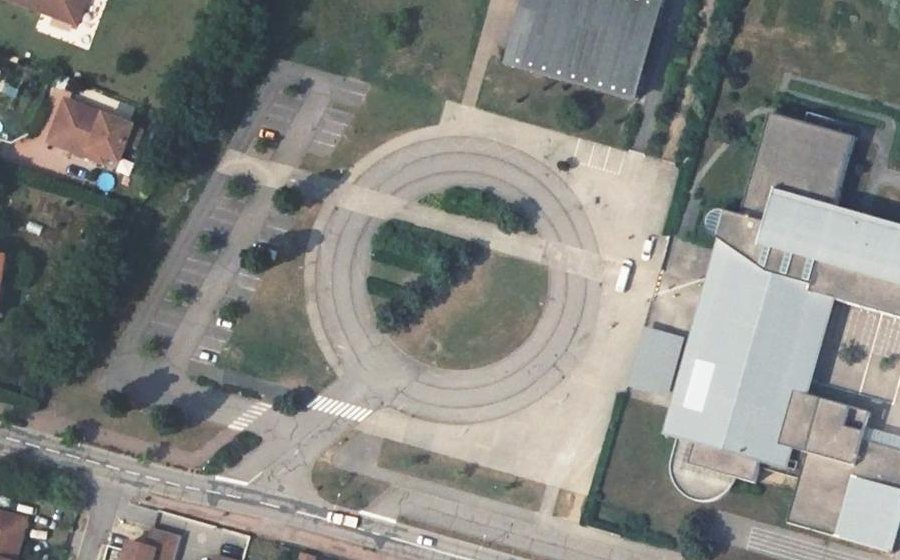 Vue aérienne du Rond-point anonyme n°130793778