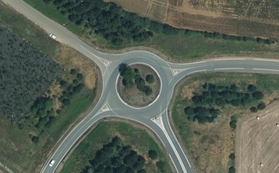 Vue aérienne du Rond-point anonyme n°130851592