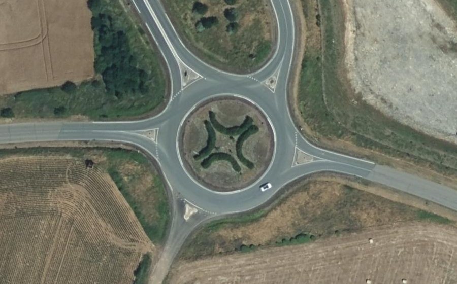 Vue aérienne du Rond-point anonyme n°130851594