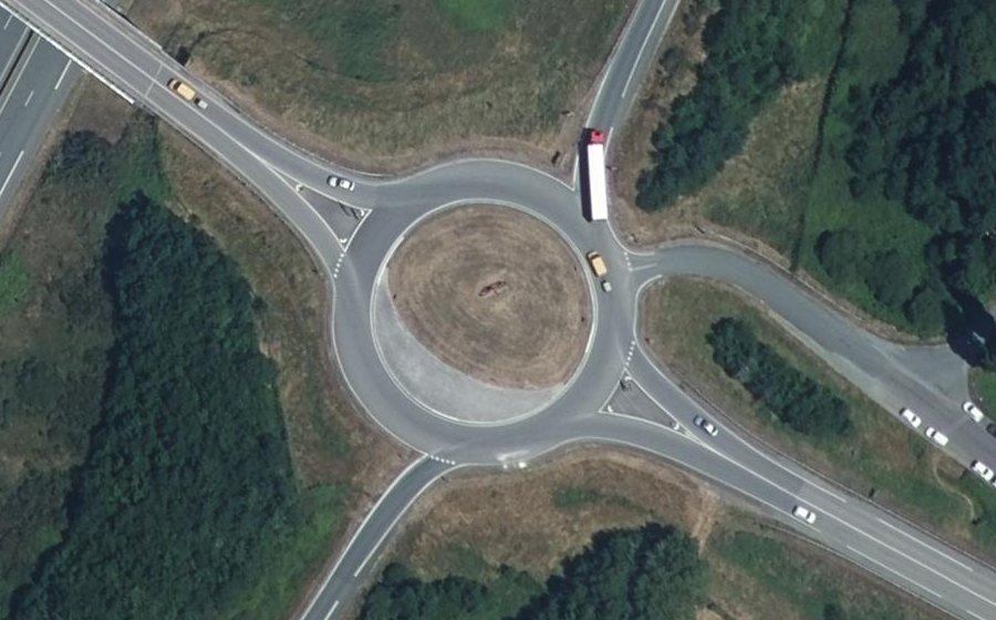 Vue aérienne du Rond-point anonyme n°130851774
