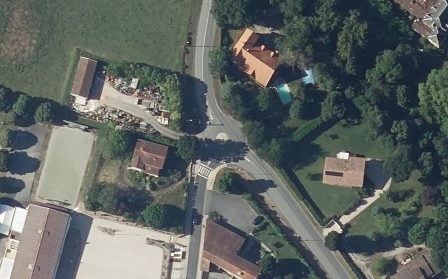 Vue aérienne du Rond-point anonyme n°130854408