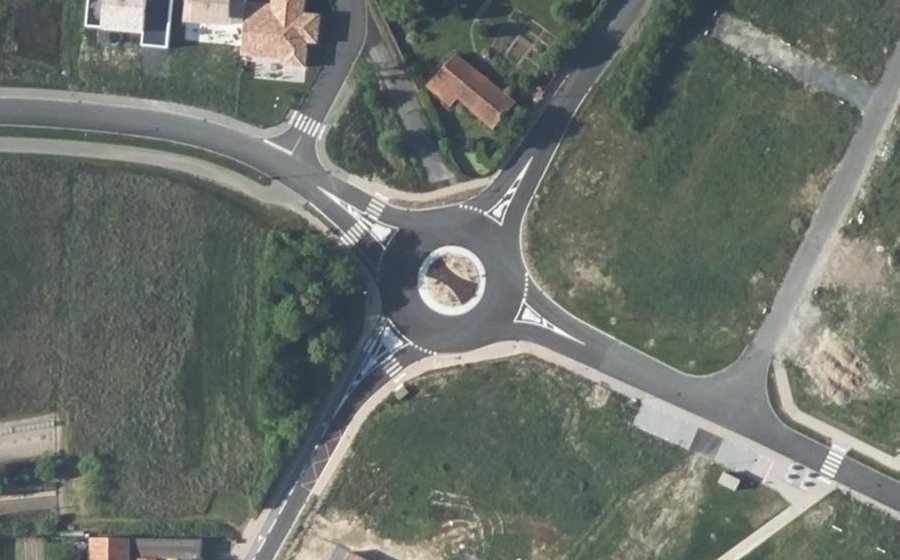 Vue aérienne du Rond-point anonyme n°1308962835