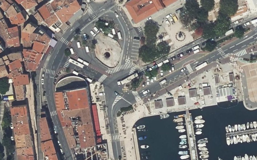 Vue aérienne du Rond-point anonyme n°1309456646