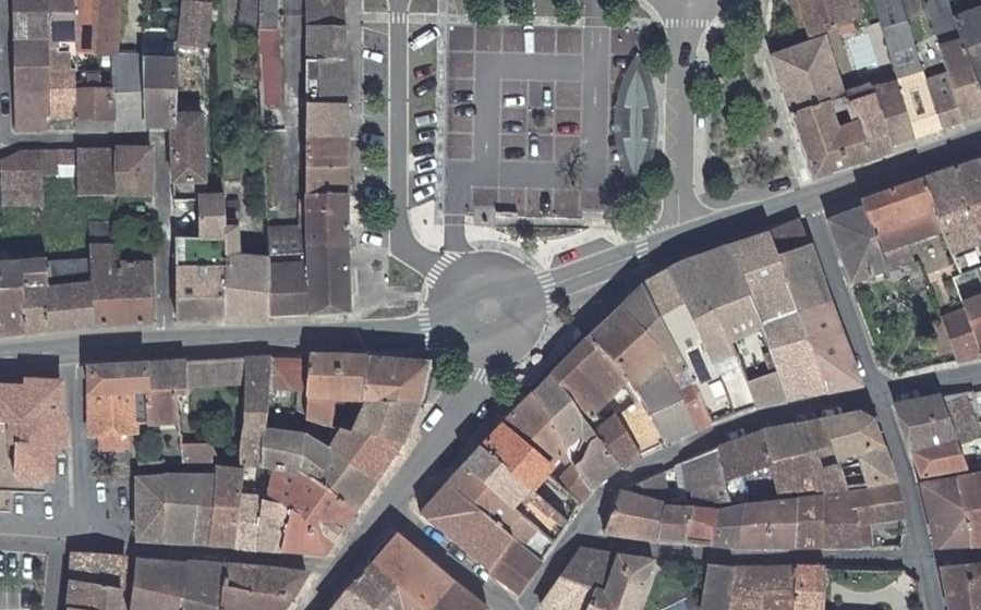Vue aérienne du Rond-point anonyme n°130986308