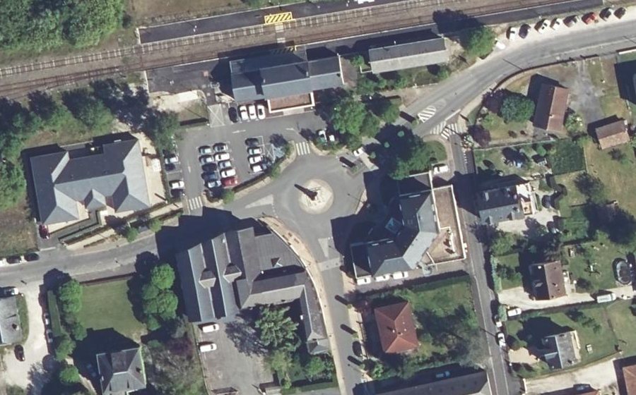 Vue aérienne du Rond-point anonyme n°130997896