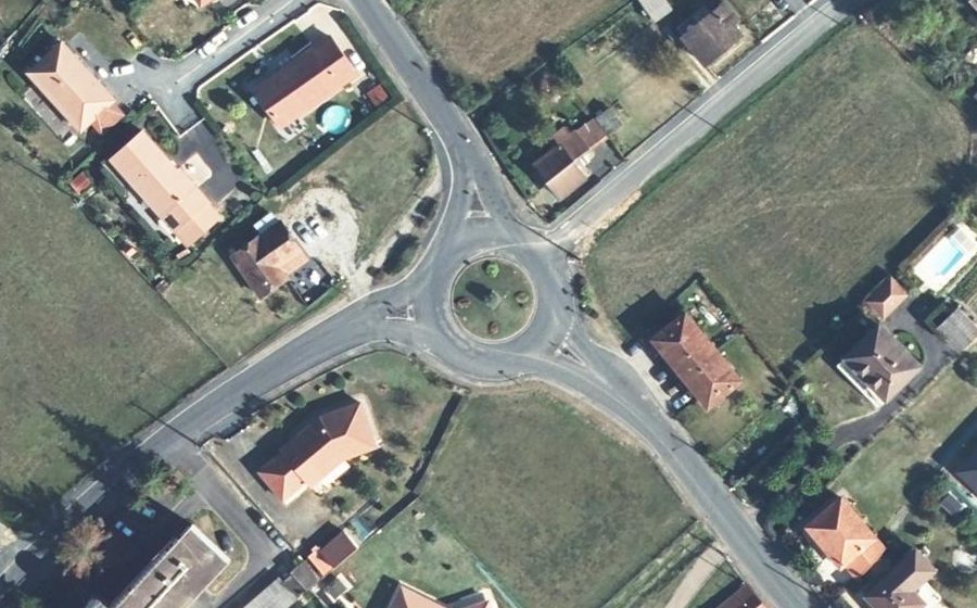 Vue aérienne du Rond-point anonyme n°130997897