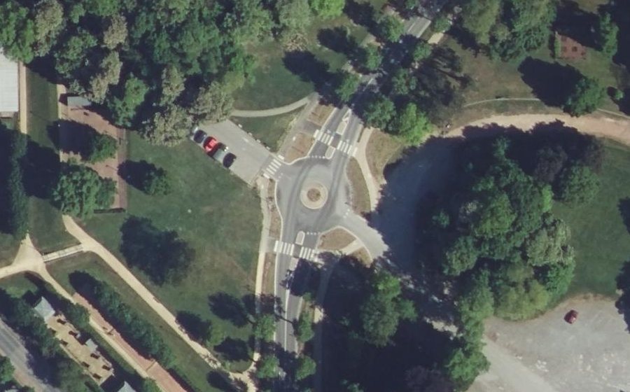 Vue aérienne du Rond-point anonyme n°1310916302