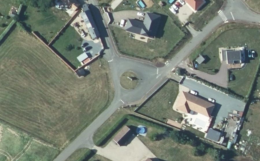 Vue aérienne du Rond-point anonyme n°131211860