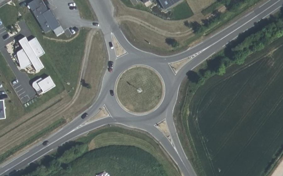Vue aérienne du Rond-point anonyme n°131220574