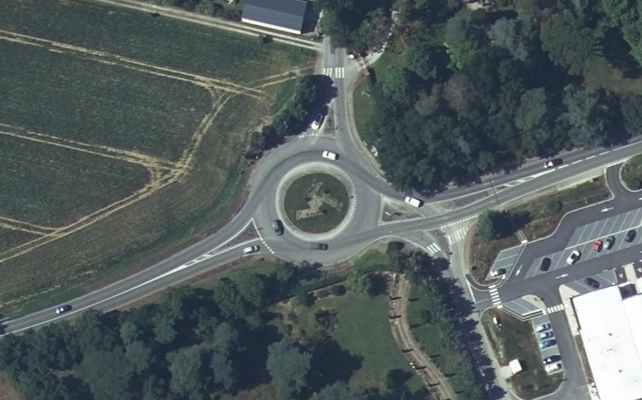 Vue aérienne du Rond-point anonyme n°131237144