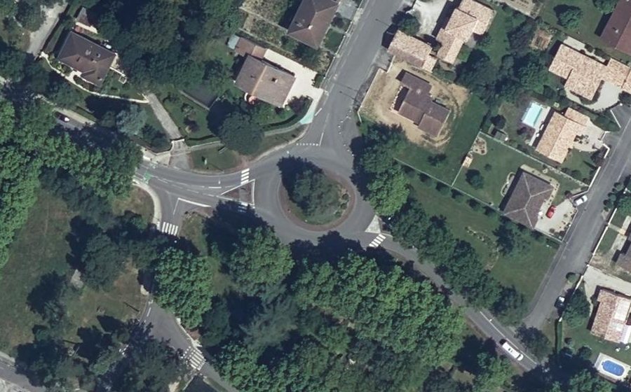 Vue aérienne du Rond-point anonyme n°131237482